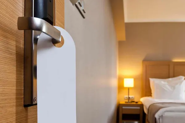 Greșeala majoră pe care mulți o facem când ajungem la hotel. Ne pune sănătatea în pericol