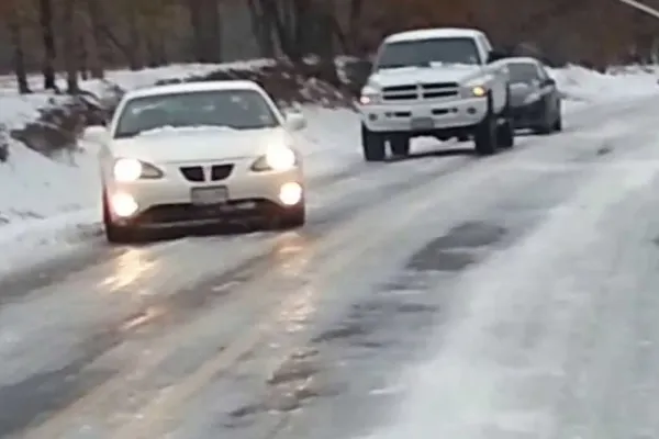 Poleiul şi zăpada fac ravagii pe şosele din țară. Două accidente GRAVE au avut loc din cauza condițiilor meteo