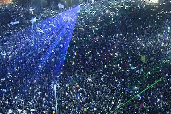 Prezența la proteste, în raport cu populația orașelor. Uluitor: un sfert de Sibiu, în stradă