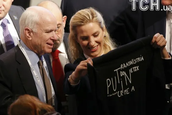 Senatorul SUA John McCain a primit un tricou anti-Putin, cu un desen de Dan Perjovschi
