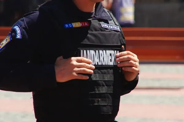 Poliţiştii şi jandarmii ameninţă cu PROTESTE. De ce sunt nemulţumiţi