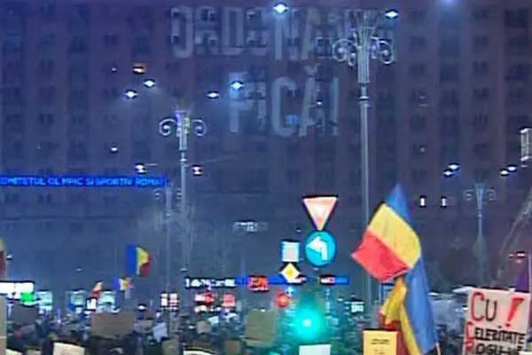 Ce a apărut, vineri seară, pe un bloc din Piaţa Victoriei, în timpul protestelor