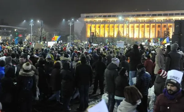 A 10-a zi de proteste în Piața Victoriei: Aproximativ 5.000 de oameni au ieșit în stradă