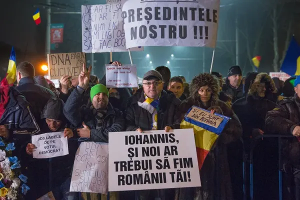 A şaptea zi de proteste la Cotroceni! Peste 400 de manifestanţi au blocat circulaţia din zonă