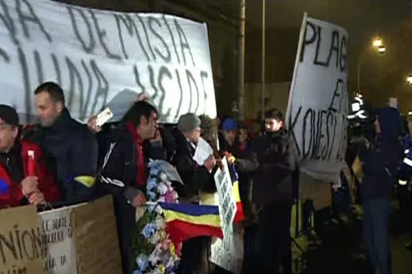 Proteste la Cotroceni, a treia zi la rând. Mai mulţi oameni, aduşi cu autocare cu numere de Dolj