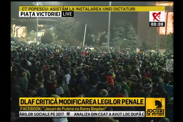 Peste 20.000 de oameni au protestat în faţa Guvernului, marţi seară