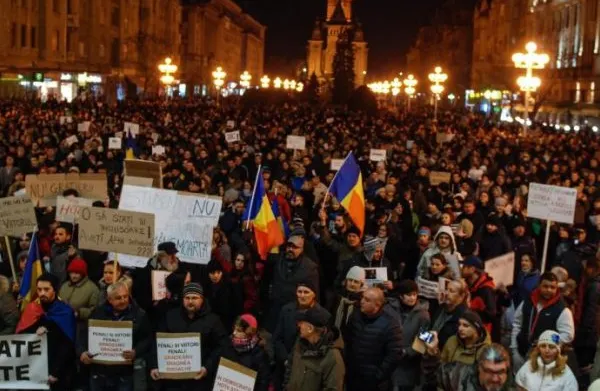 I-a furat unei tinere telefonul în timpul protestelor din Timişoara. Ce a urmat este uimitor...