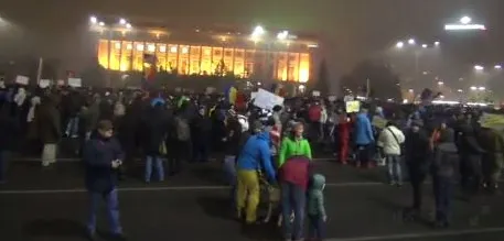 A 16-a zi de proteste: 700 de persoane, miercuri seară, în Piaţa Victoriei