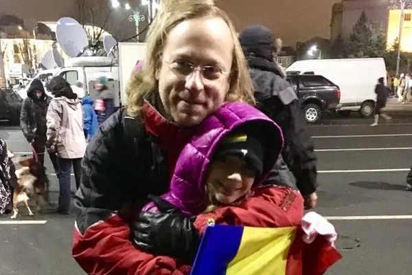 În urmă cu 10 ani, i-a salvat viaţa. Acum, protestează alături de medicul ei în Piaţa Victoriei