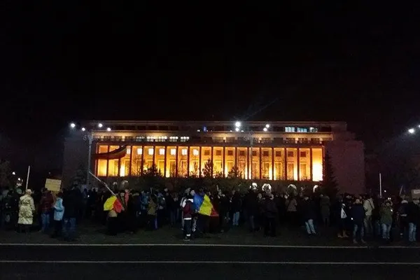 A 18-a zi de proteste! 500 de oameni au cântat imnul național în Piața Victoriei