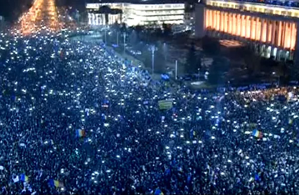 Cea mai în vogă cântăreaţă din România, la proteste. A stat de vorbă cu jandarmii. Mesajul transmis