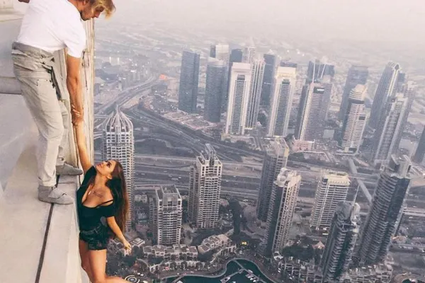 Prostie extremă: "Regina Instagramului" din Rusia ar face orice pentru o fotografie. Cu ce se laudă