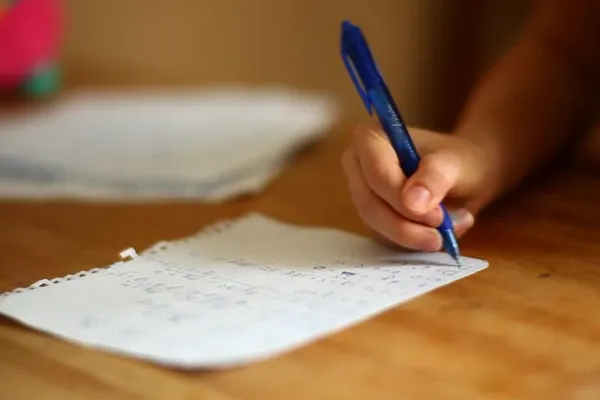 O fetiță a sunat la Poliție s-o ajute cu tema la matematică. Polițiștii au ajutat-o, dar greșit