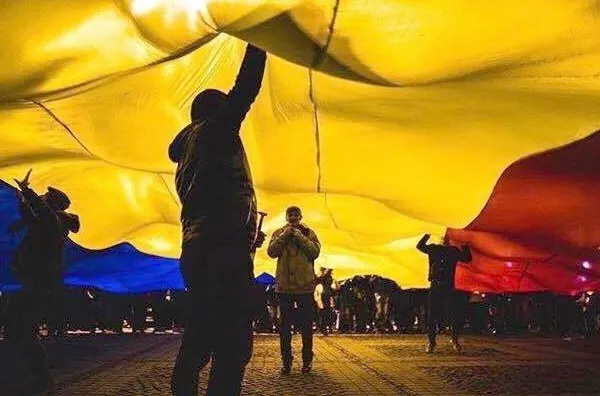 A 14-a zi de proteste la Piaţa Victoriei: Aproape 1.000 de oameni au strigat "Rezistă, nu plecăm"