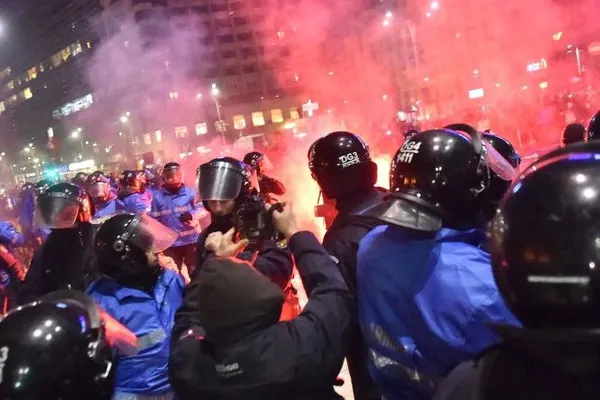 Opt persoane reținute pentru violențele de la protestele din Piața Victoriei