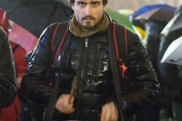 A 20-a zi de proteste în Piaţa Victoriei. Fotografia virală: medic rezident, după 24 de ore de gardă