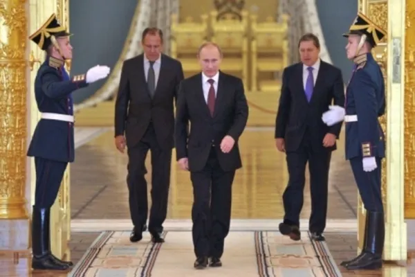 Marele secret lui Vladimir Putin a fost elucidat. De ce nu îşi mişcă mâna dreaptă când merge?