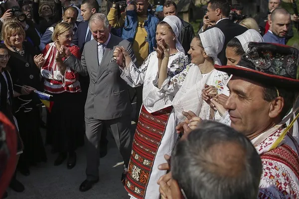 Prinţul Charles a intrat în horă la Muzeul Satului, înainte de vizita la Guvern