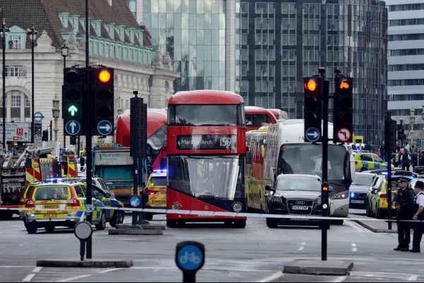 Explozie în zona Westminster, la doar o zi după atac! Polițiștii au găsit un pachet suspect
