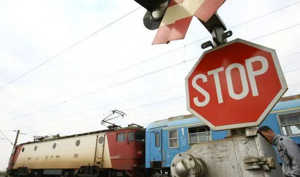 Ceferiştii protestează în faţa Ministerului Transporturilor