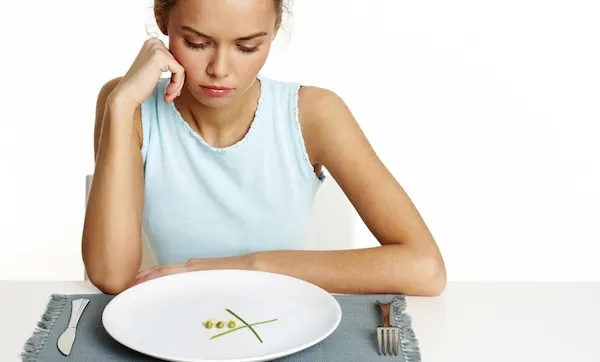 Cea mai nesănătoasă dietă. Deşi slăbeşti rapid, sănătatea ta va fi afectată toată viaţa