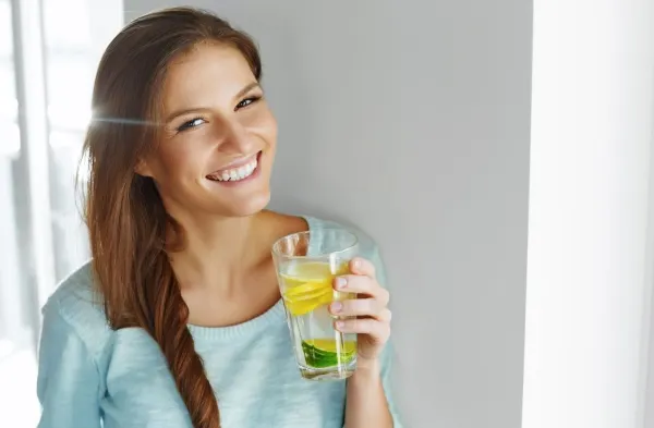 Aur pentru organism! Câte beneficii îţi aduce un pahar cu apă caldă şi lămâie dimineaţa