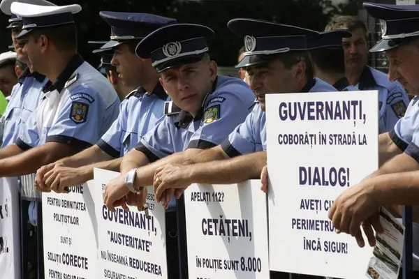 Poliţiştii au protestat în faţa MAI şi la Guvern, pentru salarii mai mari. Negocierile se reiau LUNI