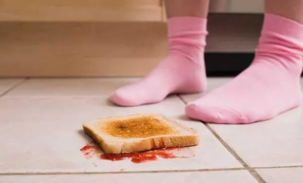 Ce se întâmplă dacă mănânci alimente care au căzut pe jos