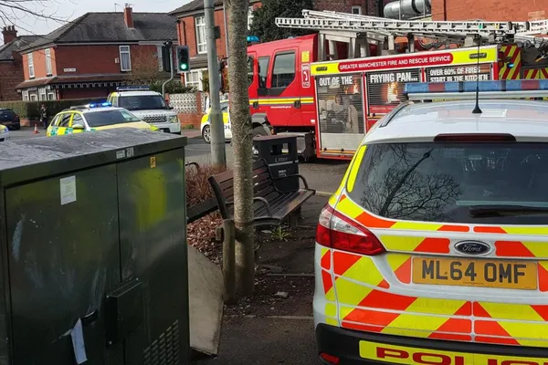 Un șofer a intrat cu mașina în pietoni, în Manchester. Mai multe persoane, rănite