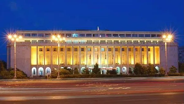 O maşină a intrat în poarta Guvernului, după ce a trecut printre protestatari. UPDATE