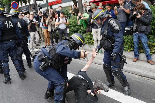 Proteste la Paris după împuşcarea unui cetăţean chinez. Val de furie din partea opiniei publice
