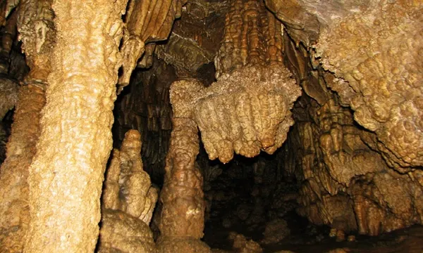 Locul unic în România - peştera în care legendele spun că aurul picură de pe pereţi
