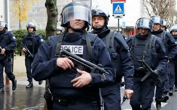 Teroare la Paris: un cocktail Molotov a fost aruncat într-un restaurant