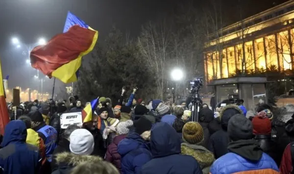 Proteste, duminică, în Piaţa Victoriei. Oamenii au strigat "Jos Tăriceanu, Dragnea şi Grindeanu"