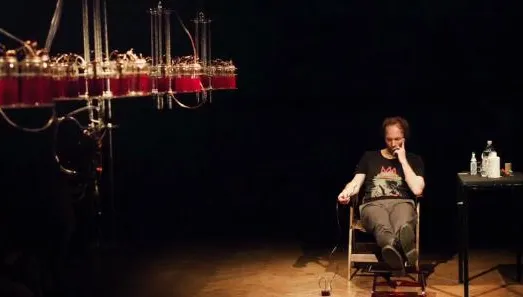 Senzaţional! Un artist alimentează instrumentele muzicale cu propriul sânge