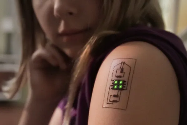 Tatuajele viitorului au devenit realitate: îți monitorizează sănătatea și te "transformă" în cyborg