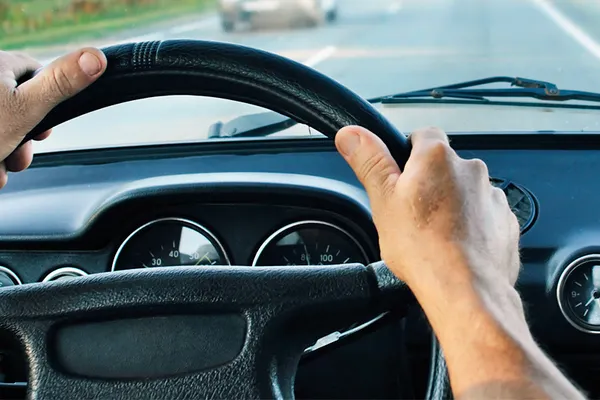 Polițiștii au văzut ceva pe volanul unei mașini în mers. Când au oprit-o, șoc. Ce au găsit în ea