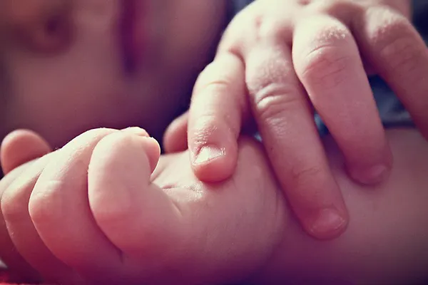 A mers să îşi ia copilul de un an de la creşă. L-a găsit mort. A privit cu atenţie trupul. Şoc!