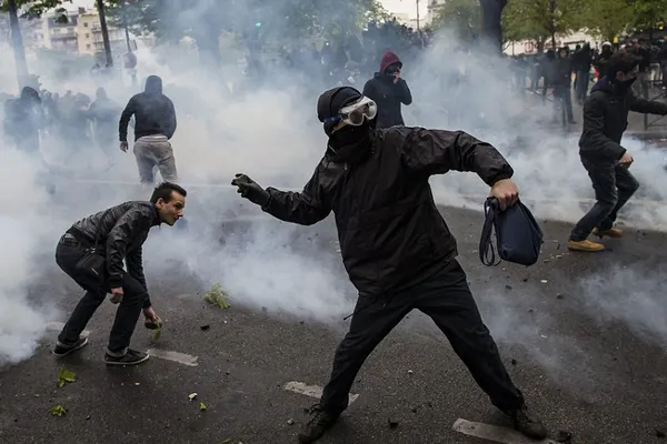 Proteste violente în Franța, după exit-poll-uri! Ciocniri între "antifasciști" și poliție la Paris
