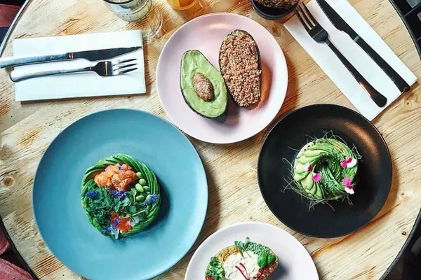 Un restaurant are în MENIU un INGREDIENT principal pentru toate felurile. E arhiplin tot timpul!