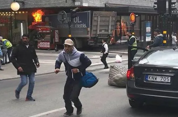 Atac la Stockholm. Martorii povestesc clipele de groază: "Am văzut trupuri acoperite cu cearșafuri"