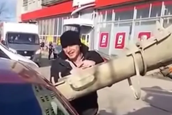 Un bărbat din Rusia a umplut maşina soţiei cu ciment! Femeia şi-a schimbat numele pentru o promoţie