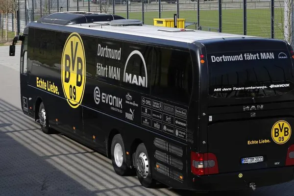 Explozii în Germania. Trei deflagraţii produse lângă autocarul echipei de fotbal Borussia Dortmund