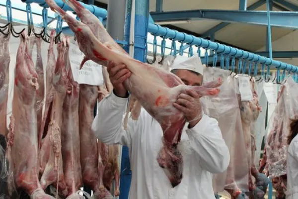 Razie în piețe înainte de Paște: Polițiștii au confiscat peste 100 de kg de carne de miel