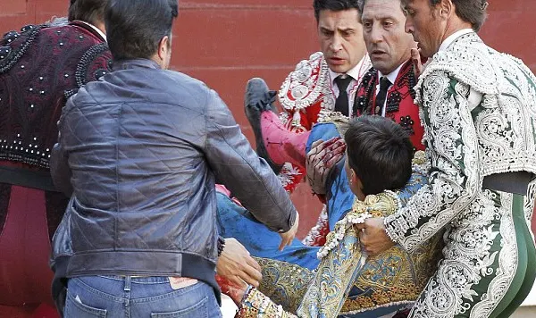 Scene de groază surprinse în timpul unei coride din Spania! Toreador sfârtecat de un taur