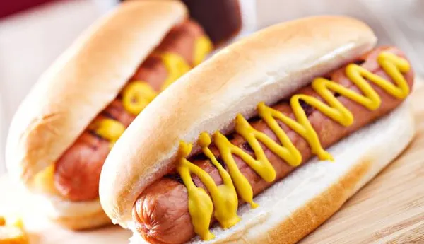 Ce conține, de fapt, un Hot Dog? Nu îl vei mai consuma niciodată. Pericol imens pentru sănătate