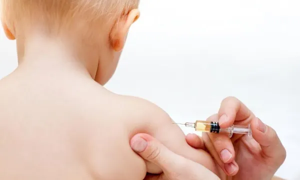 Ce păţesc părinţii care refuză vaccinarea celor mici, în Italia