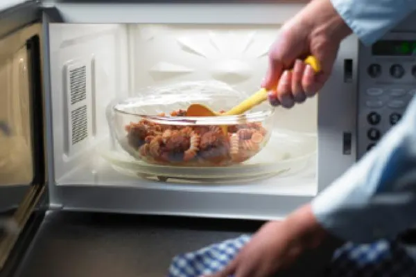 Nu mai reîncălzi aceste alimente! Pot deveni otrăvitoare