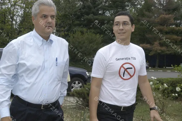 Adrian Năstase şi-a filmat pisica în bibliotecă, în timp ce "căuta programul de guvernare al PSD"