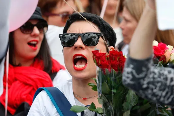 Soțiile furioase ale polițiștilor francezi protestează în centrul Parisului